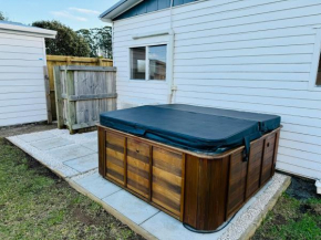 The Bach - Spa Pool, Pets, Scooters & Family Friendly, Whitianga